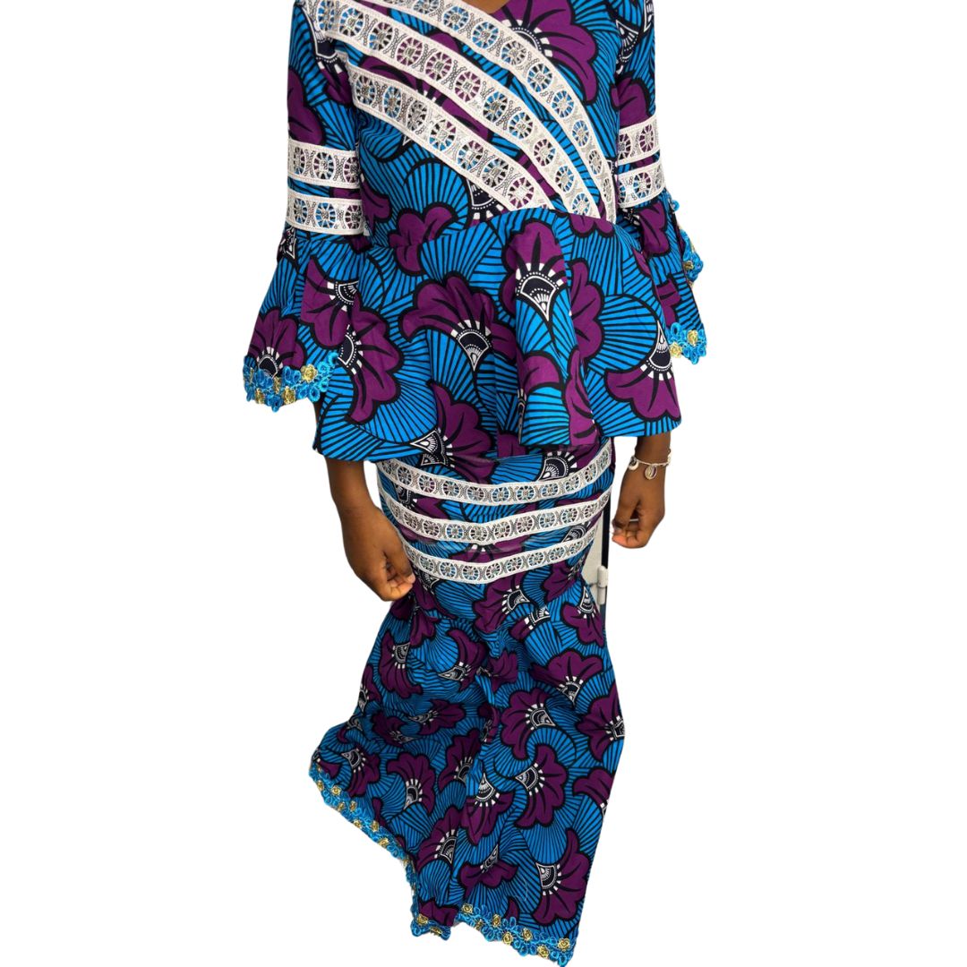 Ensemble traditionnel fille en tissu Wax – Motifs floraux bleu & violet avec finitions en dentelle