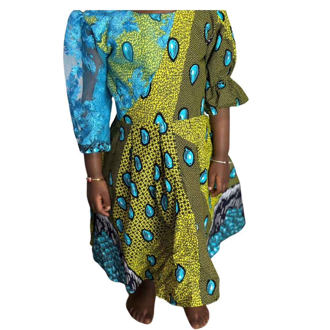 Ensemble traditionnel fille en tissu Wax – Motifs floraux bleu & violet avec finitions en dentelle