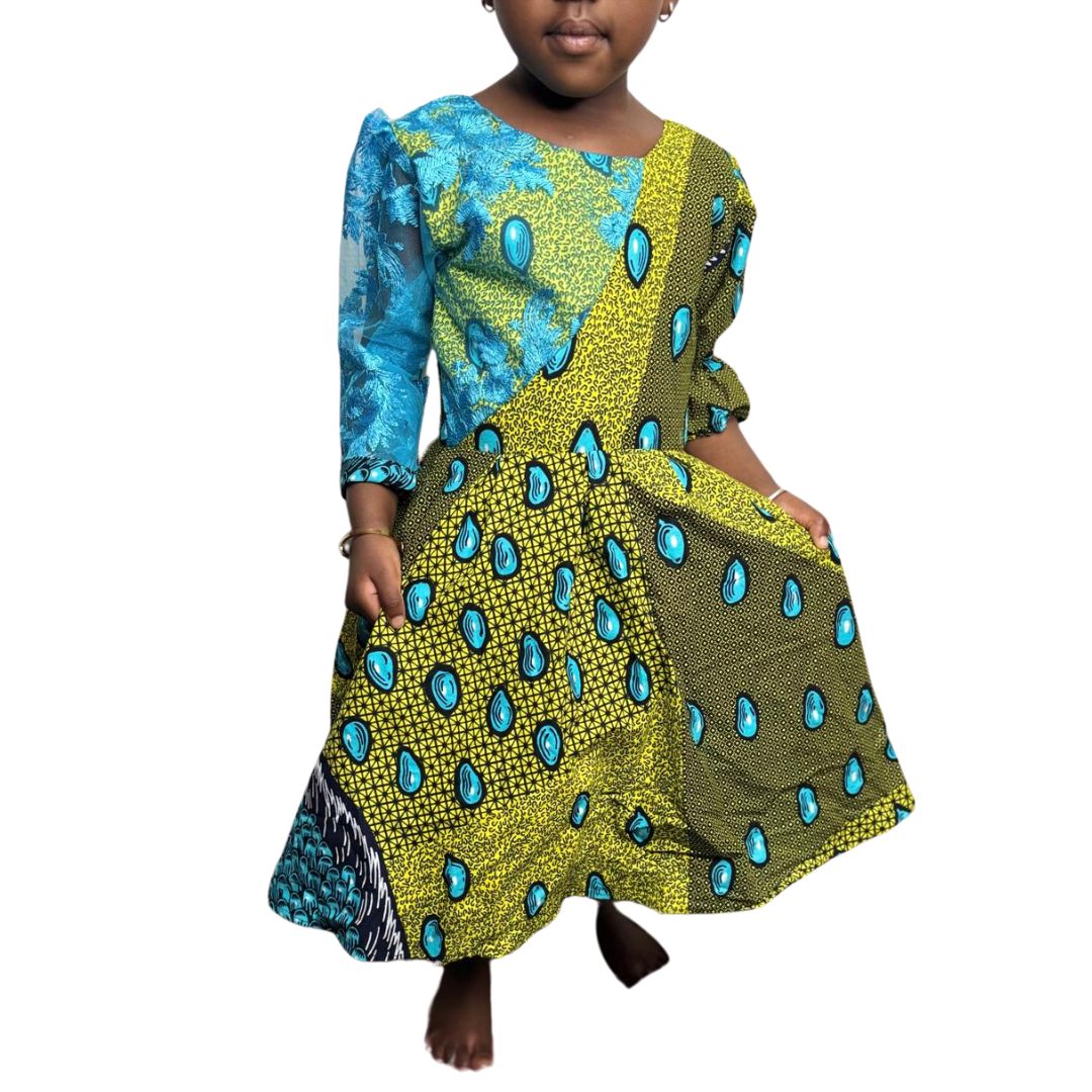 Ensemble traditionnel fille en tissu Wax – Motifs floraux bleu & violet avec finitions en dentelle
